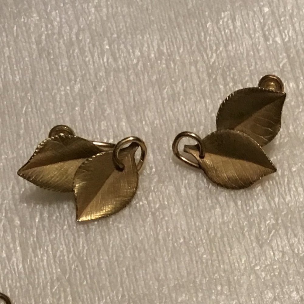 3 vintage pairs of 1/20 12k gold-filled screw on earrings - Picture 3 of 6